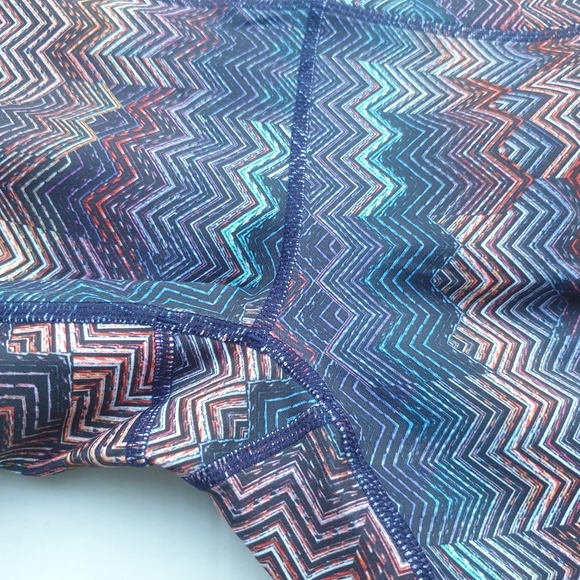 Guru Active Full Length Wide High-Rise Waist Leggings in Multi Color Chevron Sm - Picture 12 of 16